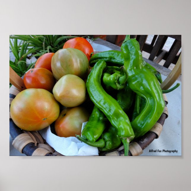 Tomaten und grüne Paprika im Korb Poster (Vorne)