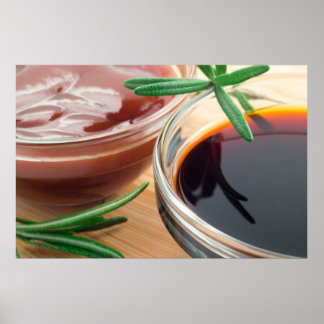 Tomatenketschup und Sojasauße in einer durchsichti Poster