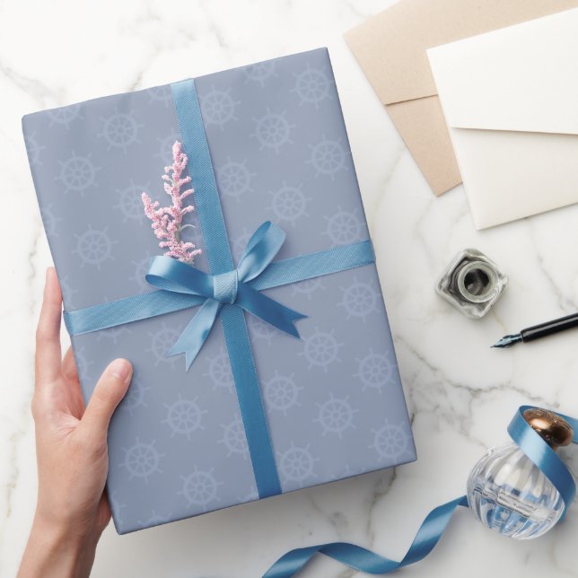 Tonales Steuerrad auf hellgrauem Blau Geschenkpapier (Schenken)