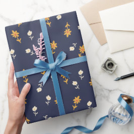 Töne Blume in Gelb und Creme auf marineblauen Geschenkpapier