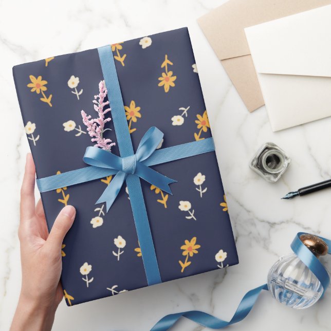 Töne Blume in Gelb und Creme auf marineblauen Geschenkpapier (Schenken)