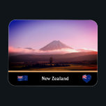 Tongariro, Vulcano und Neuseeland / Aotearoa Magnet<br><div class="desc">Kühlschrankmagnet (Flaggen): Berg Tongariro - vulkanischer Gipfel mit konischer Form stehend stolz in der Nordinsel, Neuseeland. Der Tongariro liegt im Tongariro Nationalpark, Neuseelands erster Nationalpark und einer der ältesten der Welt. Original Fotografie/Kunst/Design von work4dream.</div>