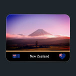 Tongariro, Vulcano und Neuseeland / Aotearoa Magnet<br><div class="desc">Kühlschrankmagnet (Flaggen): Berg Tongariro - vulkanischer Gipfel mit konischer Form stehend stolz in der Nordinsel,  Neuseeland. Der Tongariro liegt im Tongariro Nationalpark,  Neuseelands erster Nationalpark und einer der ältesten der Welt. Original Fotografie/Kunst/Design von work4dream.</div>