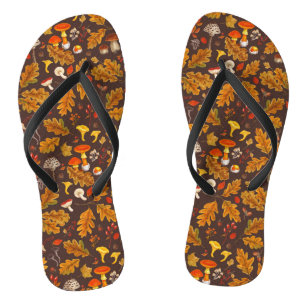 Tongs Champignons forestiers et flore d'automne sur brun