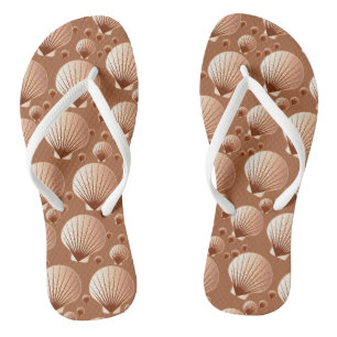 Tongs Chocolat et coquillages bronzés sur cacao brun