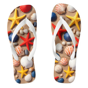 Tongs Coquillages, étoiles de mer et galets sur une plag