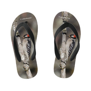 Tongs Enfants Oiseau de pic mou Downy sur la branche