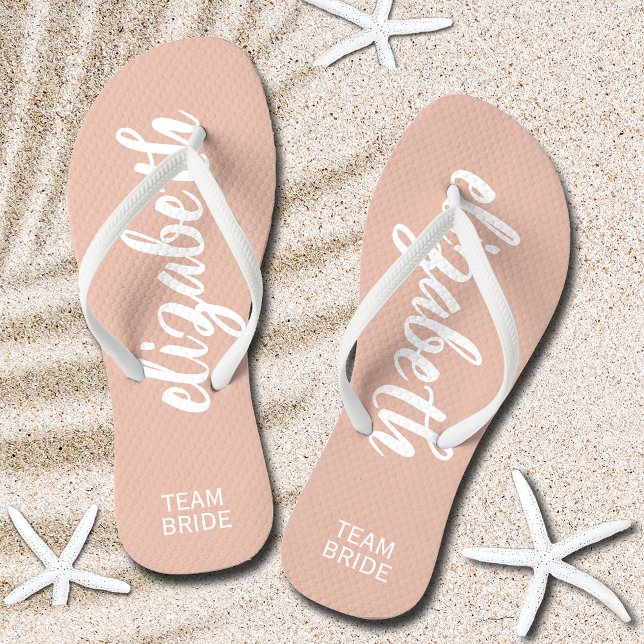 Tongs Épouse de l'équipe personnalisée Blush et White (Personalized Team Bride Blush and White Flip Flops)