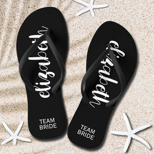Tongs Épouse d'équipe personnalisée noir et blanc (Personalized Team Bride Black and White Flip Flops)