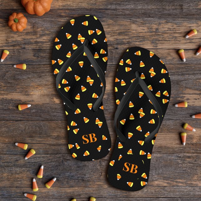 Tongs Halloween Corn de bonbons Monogramme Black Flip Fl (Cute candy corn flip flops with space for your initials)