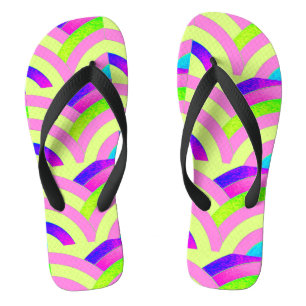 Tongs motif de chevron courbé en zigzag jaune rose
