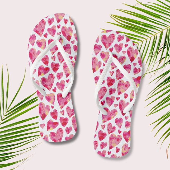Tongs Motif de coeur d'amour rose chaud (Perfect for honeymoons, wedding or just a girly weekend, watercolor heart flip flops.)