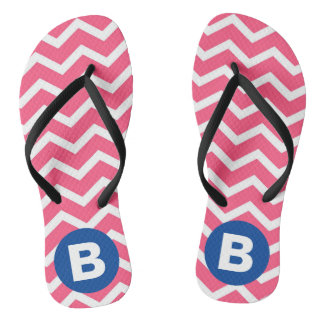 Tongs Motif de monogramme à chevrons rose vif et blanc