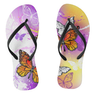 Tongs Papillons Monarque sur Arrière - plan pourpre