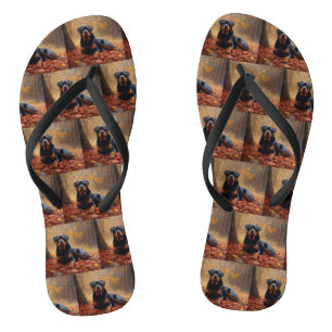 Tongs Rottweiler dans les feuilles d'automne qui tombent