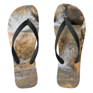 Tongs Ruisseau orageux au printemps