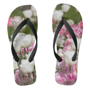Tongs Tulipes blanches et roses vives par une journée en