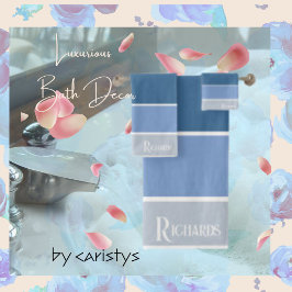 Tons bleu monogramme avec serviette blanche