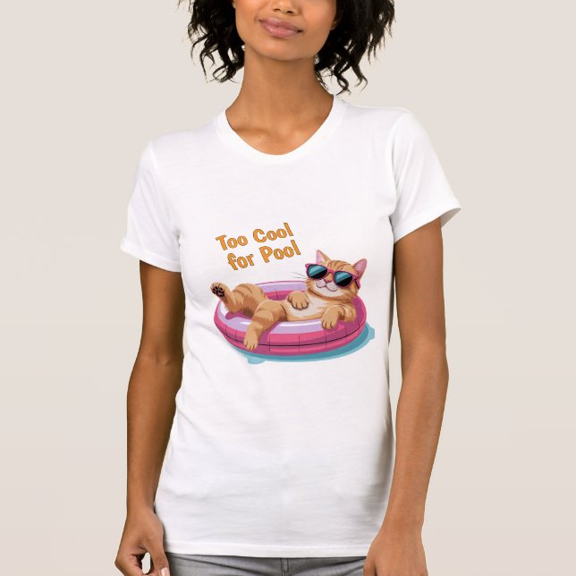 Too Cool for Pool – Funny Cat Floating on Pool  T-Shirt (Vorderseite)
