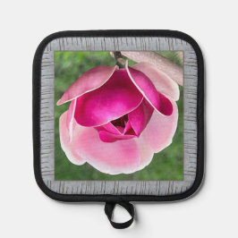 Töpfchen mit schöner rosa Magnolia Topflappen