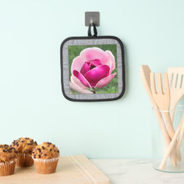 Töpfchen mit schöner rosa Magnolia Topflappen