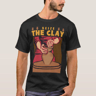 Töpferei: Die Tonskulptur wird von Hand gefertigt T-Shirt