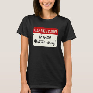 Tor geschlossen halten, egal was die Katze sagt T-Shirt