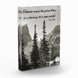 Tor zu einer neuen Welt im Gebirge Fotoblock