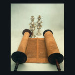 Torah Scroll mit Silver Crown Finalspiel Poster<br><div class="desc">Torarolle der Jüdischen Schule mit Silver Crown Finals (Papier,  Holz & Silber) im American Museum of Natural History,  New York,  USA.</div>