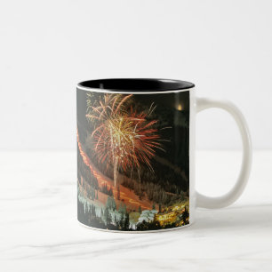 Torchlightparade und -Feuerwerke während des Zweifarbige Tasse