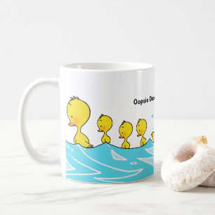 Törichte Ente macht einen Spritzer Kaffeetasse