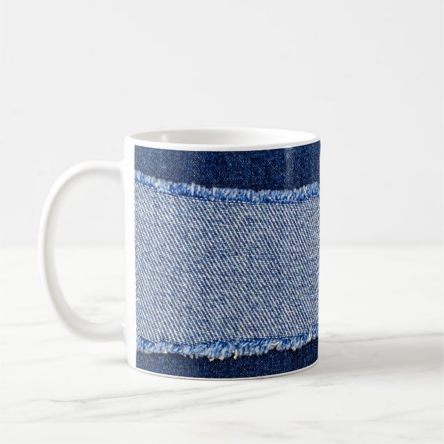 Torn denim: blauer Jeans Stoff. Kaffeetasse (Links)
