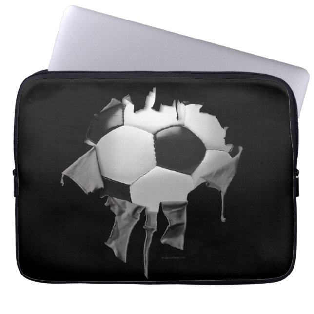 Torn Soccer Laptopschutzhülle (Vorderseite)