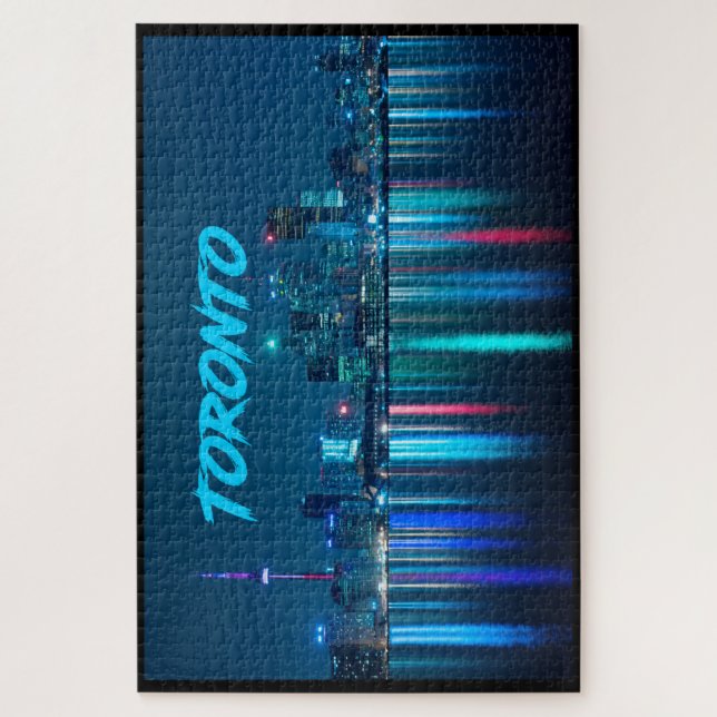 Toronto Canada Nightime Skyline über Wassername (Vertikal)