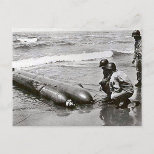 Torpedos aus dem Zweiten Weltkrieg am Strand, ANzi Postkarte