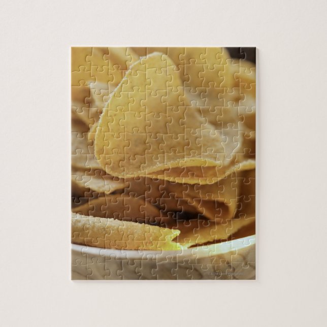 Tortilla-Chips in einer Holzschüssel (Vertikal)