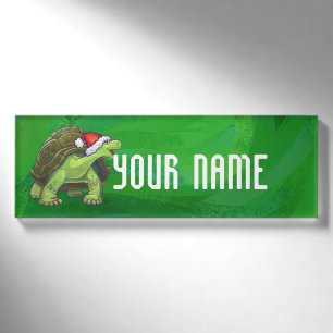 Tortoise in der Weihnachtsmannmütze auf grün Namenschild