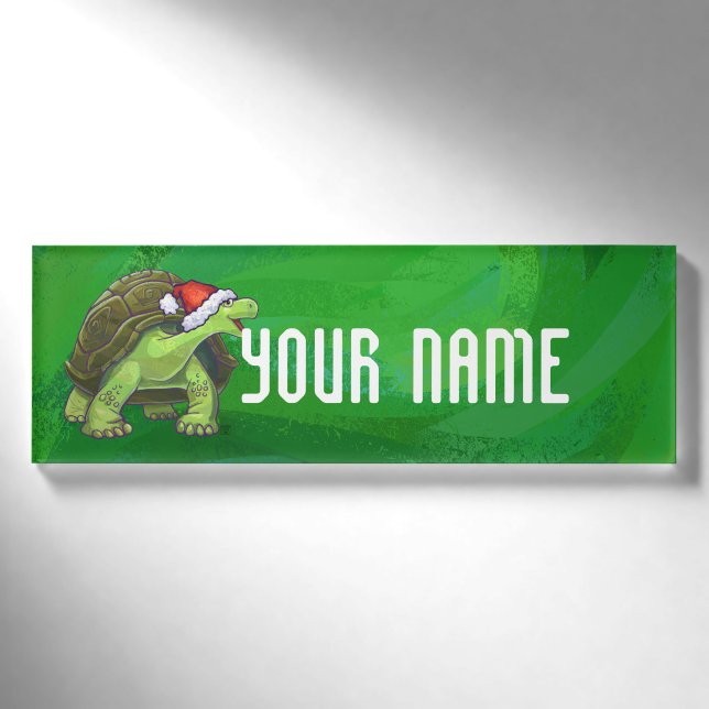 Tortoise in der Weihnachtsmannmütze auf grün Namenschild (Vorderseite)