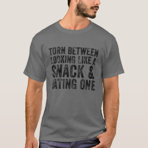 Tortur zwischen einem Snack oder einem Fu essen T-Shirt