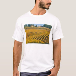 Toskanisch aussehendes Black Walnut Inn oberhalb d T-Shirt