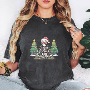 Tot innerlich, aber es ist Weihnachten Skelett Yog T-Shirt