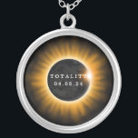 Totality Solar Eclipse 2017 Versilberte Kette<br><div class="desc">Am 8. April 2024 ereignete sich eine totale Sonnenfinsternis,  die über Mexiko,  die Vereinigten Staaten und Kanada überging. Diese Halskette hat den Text "Totality 04.08.24". Eine orange und schwarze Sonne- und Mondgrafik in der Mitte repräsentiert die Sonnenfinsternis.</div>