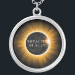 Totality Solar Eclipse 2017 Versilberte Kette<br><div class="desc">Am 21. August 2017 kam es zu einer totalen Sonnenfinsternis,  die die Vereinigten Staaten überquerte. Diese Halskette hat den Text "Totality 08.21.17". Eine orange und schwarze Sonne- und Mondgrafik in der Mitte repräsentiert die Sonnenfinsternis.</div>
