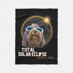 Totality Solar Eclipse Goldendoodle mit Eclipse G Fleecedecke