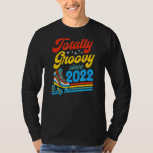 Totally Groovy Seit 2022 Retro Roller Skate Birth T-Shirt