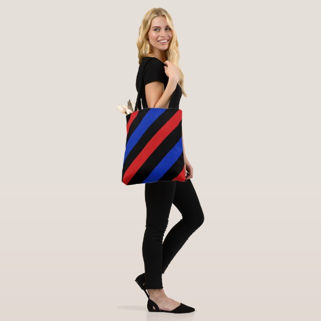 Totbeutel mit roten, schwarzen und blauen Streifen Tasche (Am Model)