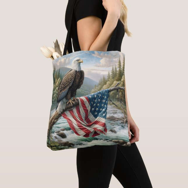 Tote Bag Aigle Balle Avec Drapeau Américain Sur Branche Arb (De près)