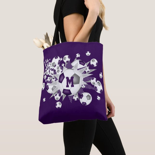 Tote Bag Ballons de football gris violet étoiles monogramme (De près)