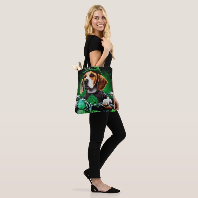 Tote Bag Beagle Chien conduisant vélo St. Patrick's Day (Sur le modèle)