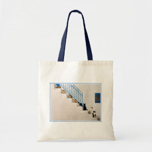 Tote Bag Beaucoup de chats sur un escalier blanc dans un vi